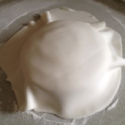 Covering a cake with Sugarpaste